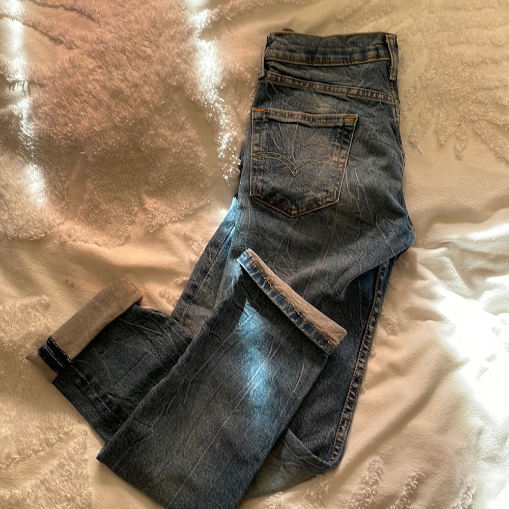 LEVI’s SIZE 28:W- 32:L in MENS. Around size 25 FEMALE